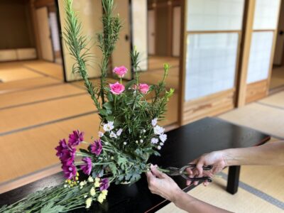 霊峰・信貴山で自分と向き合う「華道」体験