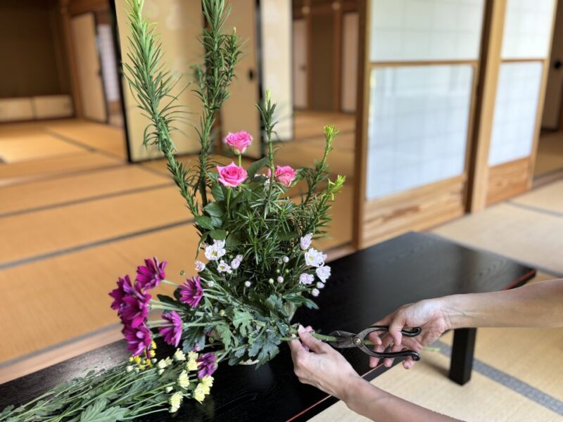 霊峰・信貴山で自分と向き合う「華道」体験